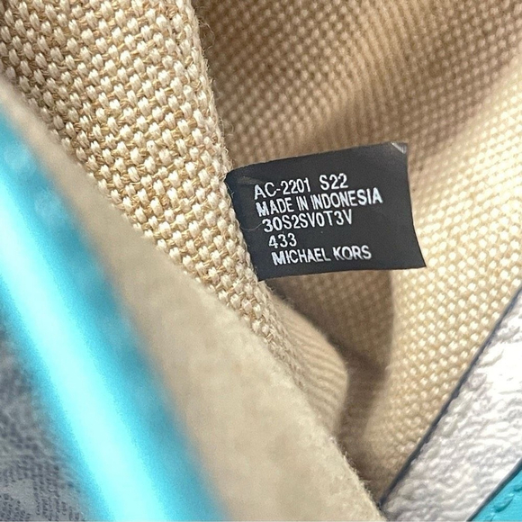 Michael Kors Rare Ocean Blue Signature Tote & Wallet - Picture 13 of 14